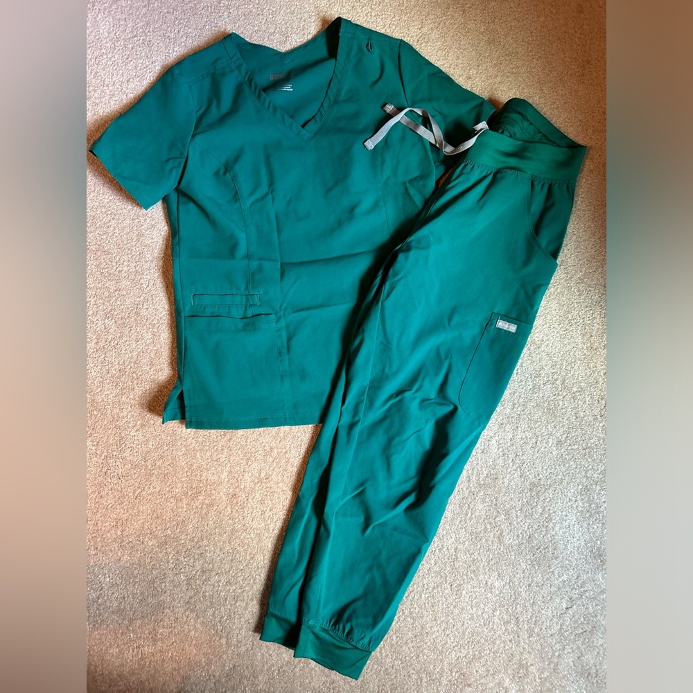 Maevn scrub top and jogger bottom set. Emerald green. Lightly worn.